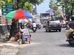 Segini Tarif Jasa Penukaran Uang di Tepi Jalan Bangkalan
