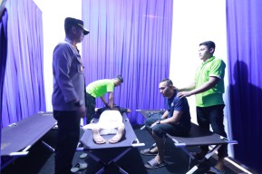 Menengok Layanan Pijat Gratis di Pos Pelayanan Mudik Polres Bojonegoro