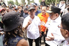 Pj Gubernur Jatim Tinjau Pelabuhan Jangkar Situbondo, Pastikan Arus Mudik Lancar
