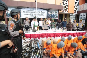 Polres Probolinggo Kota Musnahkan Ribuan Botol Miras, Ganja serta Knalpot Brong