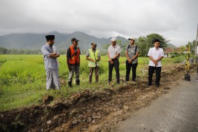 Mas Ipin Apresiasi Kontraktor saat Tinjau Perbaikan Jalan di Trenggalek