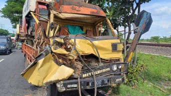 Truk Rusak Parah usai Tabrak Bokong Tronton di Lamongan, Nasib Sopir?