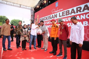 Foto: Wali Kota Surabaya Eri Cahyadi Bagikan Bingkisan Lebaran