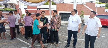 150 Orang Full Senyum, Terima Bantuan Paket Sembako dari Sekwan DPRD Jatim