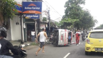 Ambulans Angkut Pegawai Puskesmas Halal Bihalal di Tulungagung Terguling