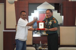 Pangdam Brawijaya Mayjen TNI Rafael Terima Penghargaan Prapanca Award PWI Jatim