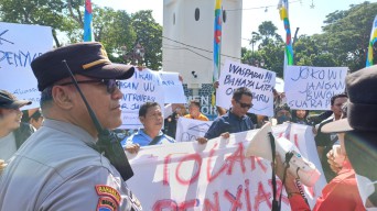 Demo Tolak RUU Penyiaran di Lamongan, Jurnalis Jalan Mundur