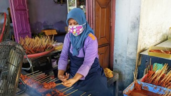 Lezatnya Sate Komo Prambon Sidoarjo, Disantap dengan Sup Sayur Tetelan