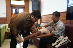 Mas Dhito Beri Alat Bantu Mobiltas untuk Difabel, yang Belum Bisa Usul