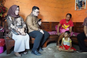 Mas Dhito Sambangi Bocah Pengidap Tumor Otak di Kediri