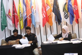 Bekal 50 Kardus Dukungan, Ronny Gagal Maju Pilwali Kediri Jalur Perseorangan