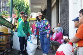 Pj Wali Kota Kediri Sosialisasikan Pembatasan Sampah Plastik di Jalan Dhoho