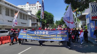 Demonstrasi Buruh Tutup Akses Masuk Tunjungan Plaza Surabaya