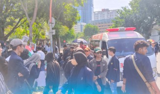 Mahasiswi Ambruk di Tengah Demo Buruh Depan Grahadi Surabaya