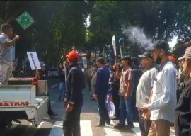 Gus Muhdlor Mangkir Lagi, Ratusan Warga Sidoarjo Demo Segel Pendopo
