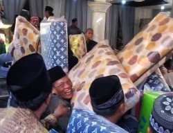 Viral Video Warga Sidoarjo Datang Hajatan Dapat Kasur Lipat 