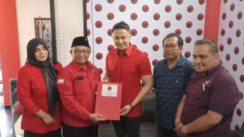 Aktor Hengky Kurniawan Ambil Formulir Bacabup di DPC PDIP Blitar