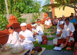 Anggota Polresta Sidoarjo bersama Warga Hindu Gelar Ibadah Suci Tilem