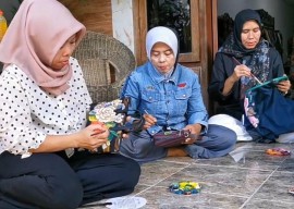 Peringati May Day, Buruh di Candi Sidoarjo Belajar Melukis