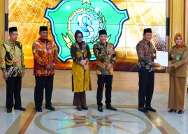 Plt Bupati Sidoarjo Serahkan 58 SK Penambahan Masa Jabatan Kades