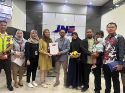 Kisah Warga Malang Deg-degan Paket Berisi Emas Rp100 Juta Nyasar ke Banjarmasin