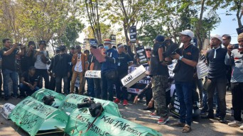 Ratusan Wartawan Sampang Bawa Keranda Tolak RUU Penyiaran
