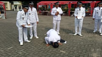 Kades di Lamongan Sujud Syukur, Jabatan Resmi Diperpanjang jadi 8 Tahun