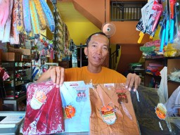 Penjualan Seragam di Pasuruan Menurun Tiap Tahun, Ini Keluhan Pedagang