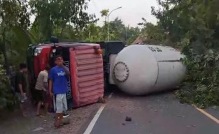 Truk Tangki Elpiji Tabrak Pemotor Ninja Bonceng Anak dan Istri di Bojonegoro