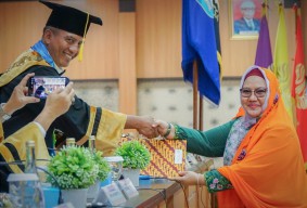 Wakil Bupati Gresik Aminatun Habibah Raih Gelar Doktor dari Unesa
