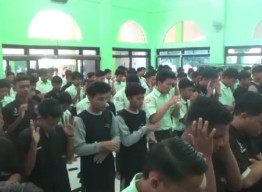 Ratusan Siswa SMKN 2 Bangkalan Salat Gaib untuk Tragedi SMK Lingga Kencana