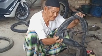 Tukang Tambal Ban di Pamekasan Naik Haji, Hasil Tabungan Selama 57 Tahun