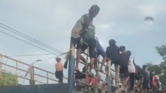 20 Bocah dari Surabaya Nekat Nggandol Truk ke Bangkalan, Mau Ngapain?