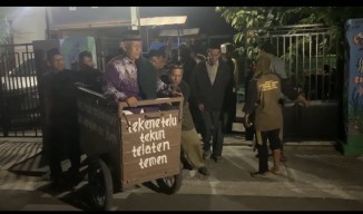 Pemulung Ponorogo Berangkat Haji Naik Gerobak Sampah