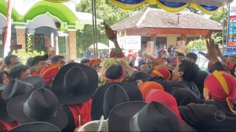 Ngalap Berkah, Warga Kepatihan Ponorogo Rebutan Tumpeng Porak