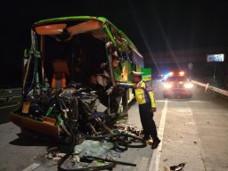 Bus Pariwisata SMP PGRI 1 Wonosari Malang Kecelakaan di Tol Jombang, 2 Tewas