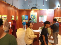 Pelukis Belia Bawa Pesan Lingkungan lewat Pameran di Balai Pemuda Surabaya
