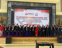 54 Anggota Panwascam Bangkalan Dilantik, Kenakan Pakaian Adat