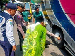 Polres Bangkalan Cek Kelayakan Kendaraan Study Tour Guna Cegah Kecelakaan
