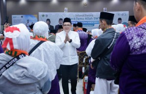 Pj Gubernur Jatim Lepas 366 Jamaah Haji Kloter Pertama di Embarkasi Surabaya