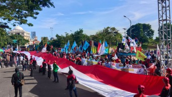 Massa Aksi Hari Buruh di Surabaya Bentangkan Bendera Merah Putih Raksasa