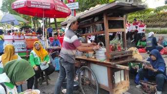 Pedagang Bakso dan Es Teh Untung Besar saat Aksi Hari Buruh di Surabaya