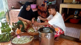 Kisah Pasutri Penjual Pentol di Trenggalek Naik Haji, Tabungan Rp30 Juta Hilang