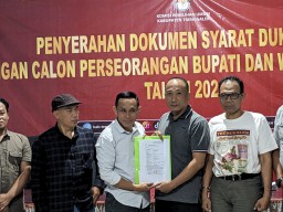Sepasang Bakal Calon Independen Daftar ke KPU Trenggalek, Lolos Ora Cah?