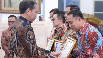 Wali Kota Surabaya Eri Cahyadi Terima Penghargaan SPBE Terbaik dari Jokowi