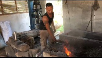 Pandai Besi Pembuat Pisau di Ponorogo Jelang Idul Adha Diserbu Orderan