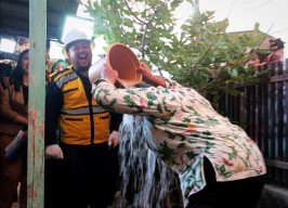 Warganya Bisa Nikmati Air Bersih, Kades Wadak Lor Keramas di Depan Bupati Gresik