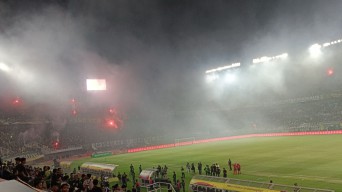 Anniversary Game Persebaya Surabaya Vs Persibo Bojonegoro Dibuyarkan karena Flare