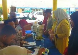 382 Warga Sidoarjo Antri Berjam-jam Terima Bantuan Beras 10 Kilogram