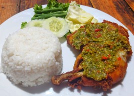 Ayam Ukep Gepuk Sambal Ijo Banyuwangi di Tulangan Sidoarjo, Pedasnya Nagih